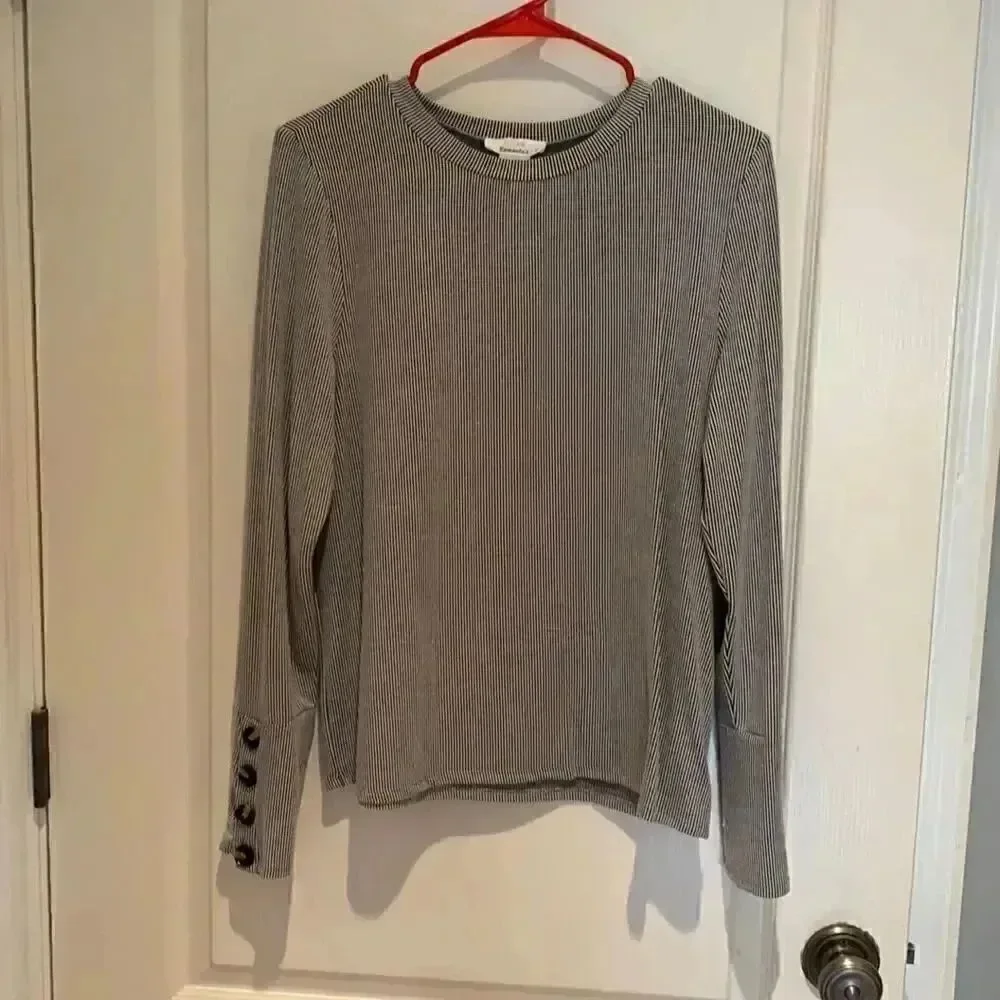 Adorable button sleeved top L